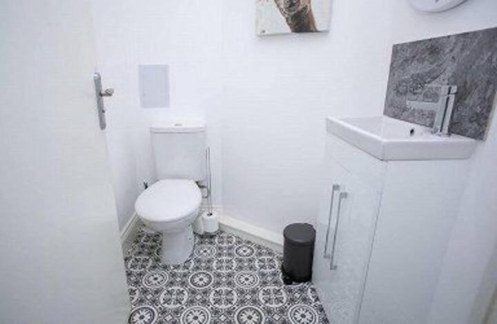 Amazing 3 Bedroom Home, Prime Bt1 Postcode And City Centre Location Belfast Exterior foto